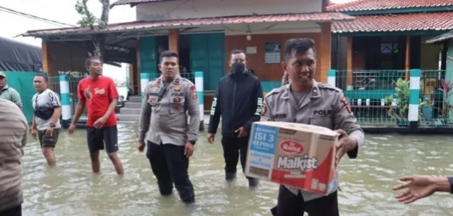Kapolda Metro Jaya Salurkan Bantuan untuk Korban Banjir di Bekasi