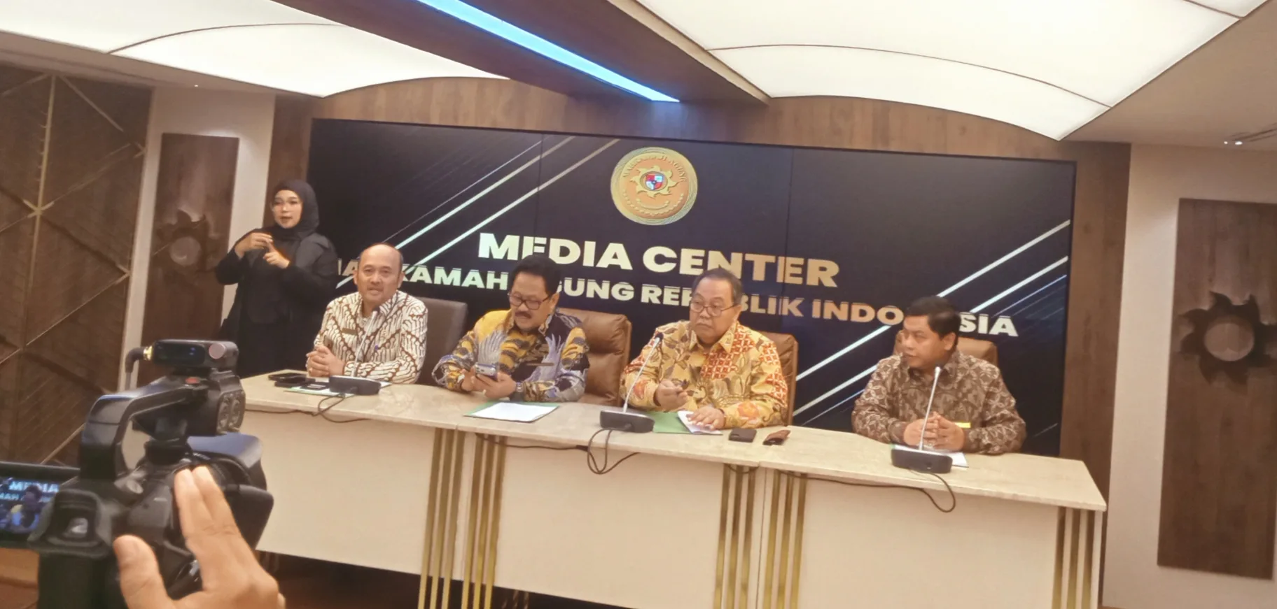MAHKAMAH AGUNG MENGADAKAN KONFERENSI PERS TERKAIT HAKIM YANG TERKENA OTT