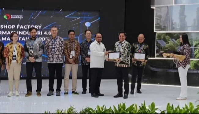 Penyerahan penghargaan yang diterima oleh Direktur Komatsu Remanufacturing Asia, Nasihin di Astra Honda Motor Safety Riding & Training Center