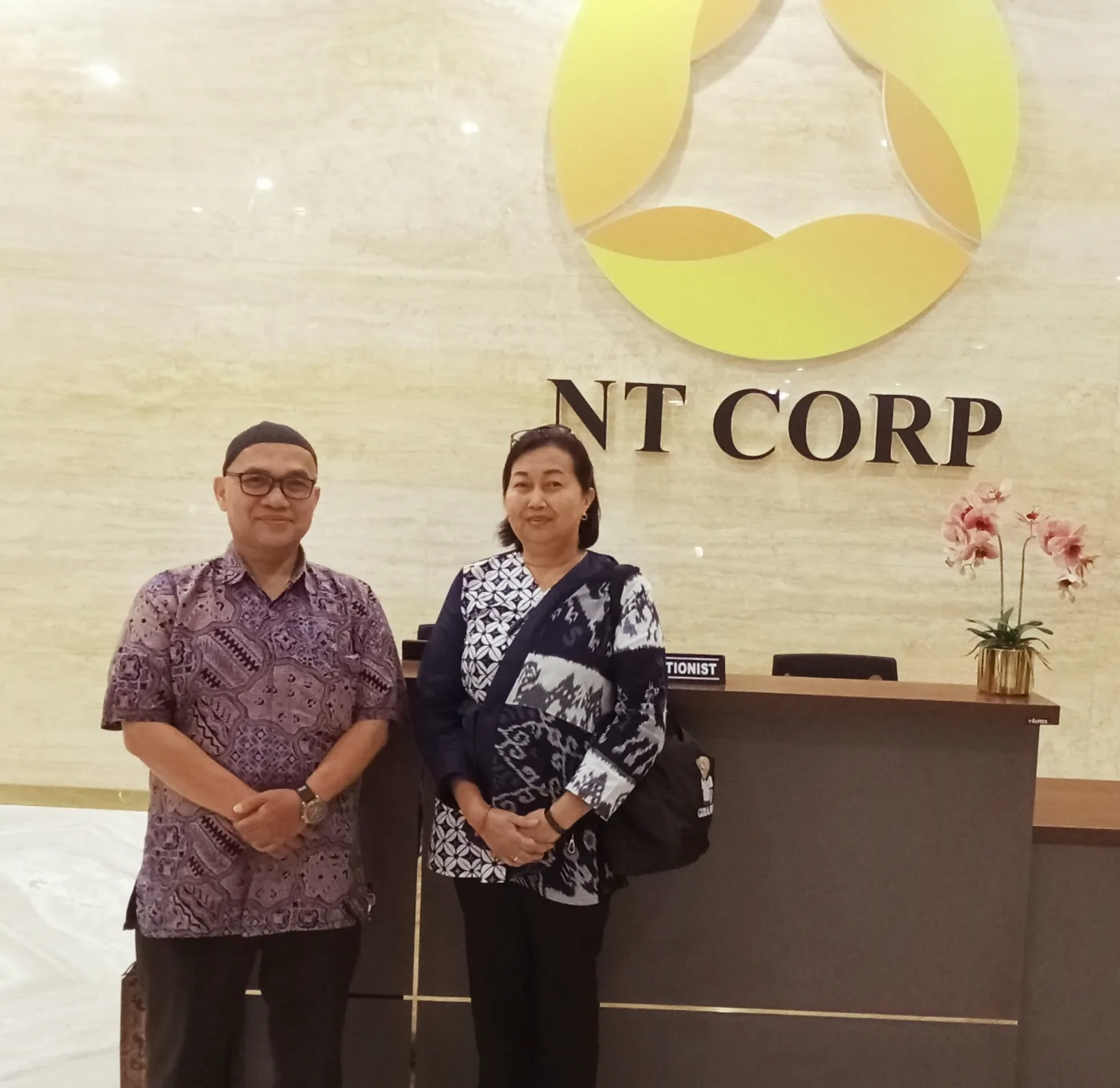 Veronika Peni bersama Endra Yuli Asmar sebagai Senior dan GM pengelola Koperasi Nasari Mandiri Syariah.