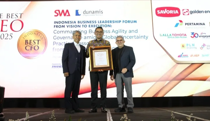 Presiden Direktur PT Bina Pertiwi (BP), Mahmudi (tengah) menerima penghargaan Indonesia Best CEO Awards 2025