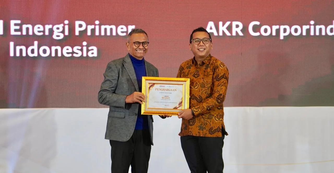 Penyerahan penghargaan "Trusted & Popular Brand 2026" oleh Founder Disway, Dahlan Iskan, kepada Corporate Communications Manager UT, Himawan Sutanto