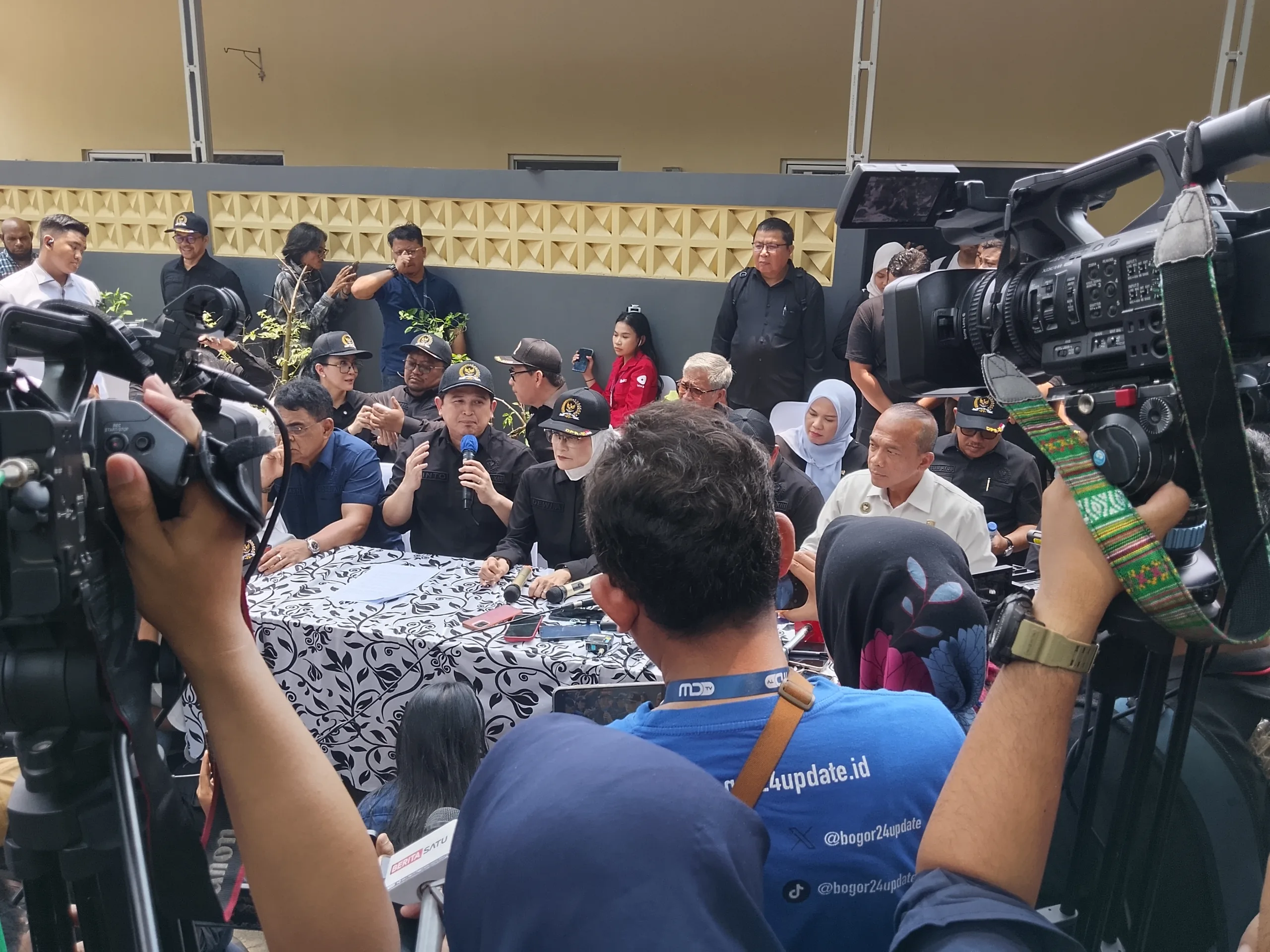 KOMISI XIII DPR RI KAWAL PEMBONGKARAN 10 APARTEMEN ILEGAL DAN SITA BARANG BUKTI MEWAH HINGGA MINUMAN KERAS